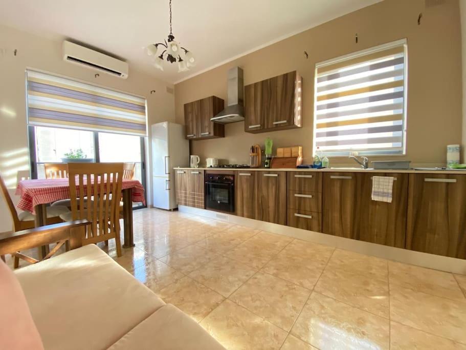 May Flower: Modern Flat Close To Airport/Bus Stops Tarxien Exterior foto