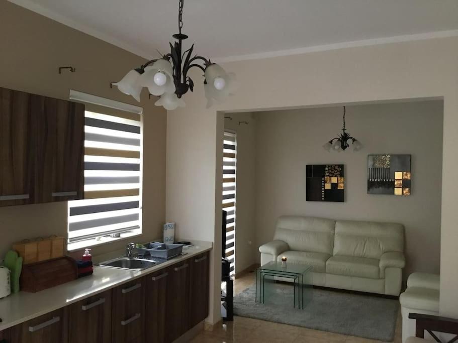 May Flower: Modern Flat Close To Airport/Bus Stops Tarxien Exterior foto